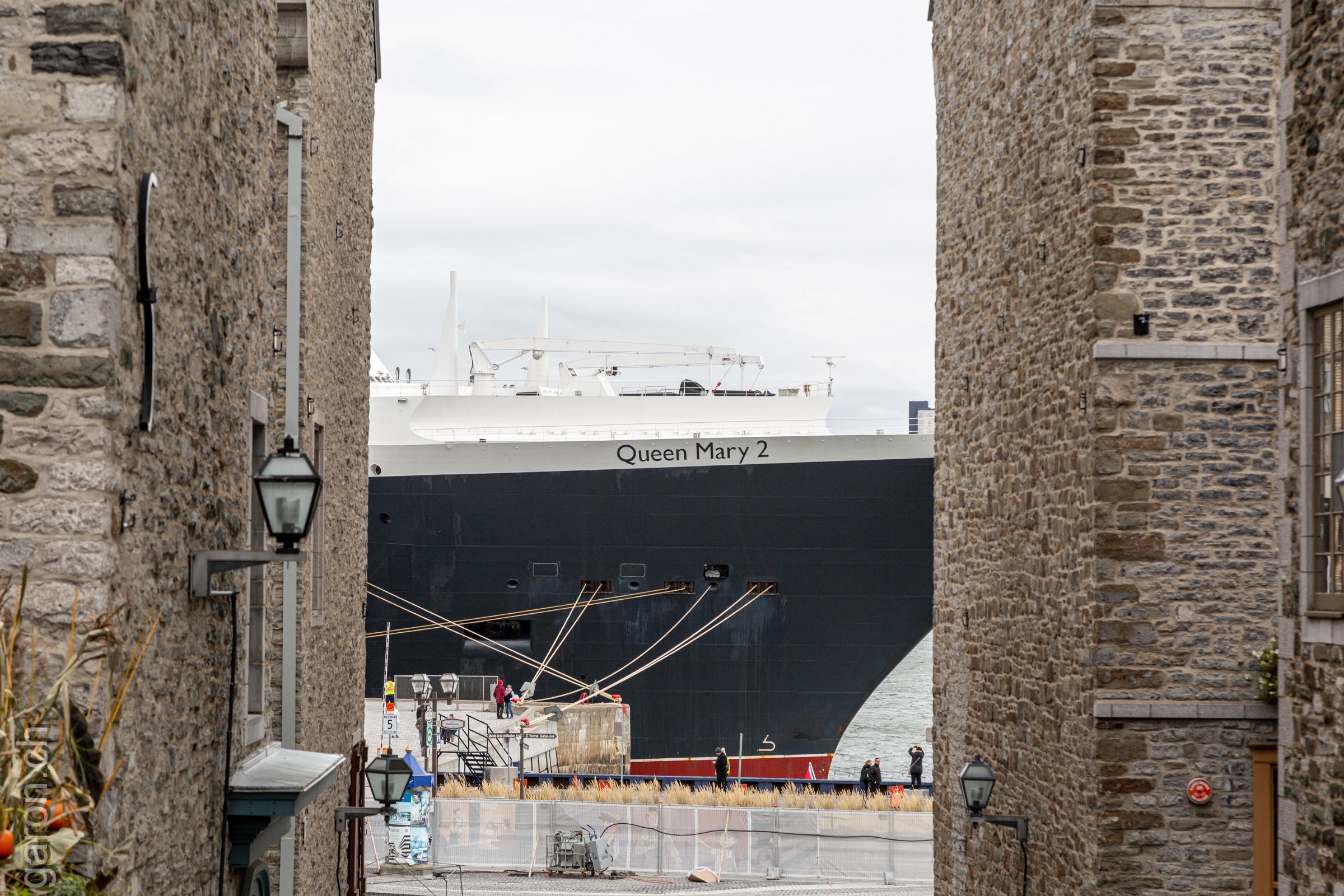 Québec, Queen Mary 2 ancré au port 