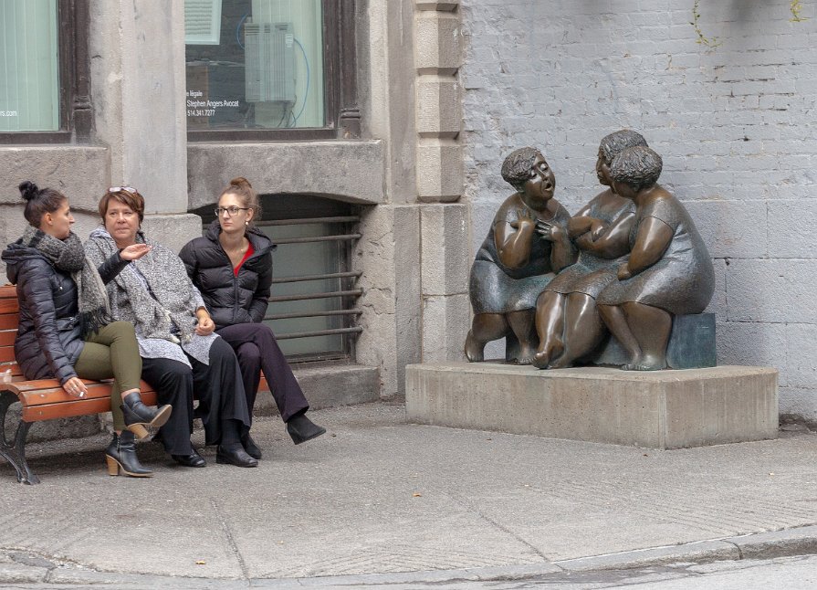 P.Q. Montréal, Rue St. Paul, Scuplture "Les Chuchoteuses"