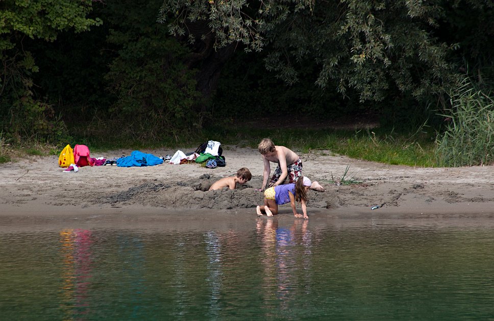 Kinder am Ufer der Aare